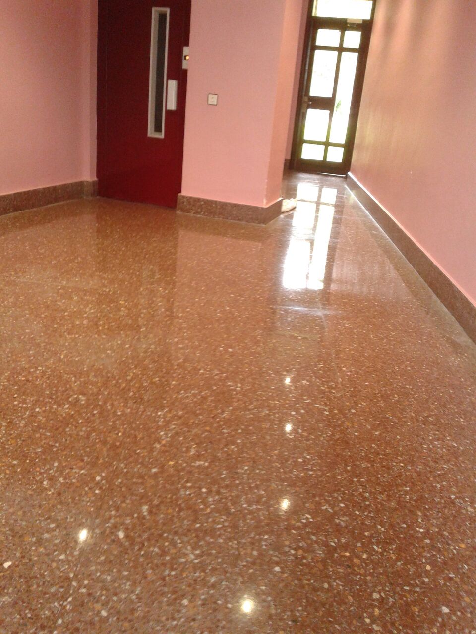 limpieza-de-oficinas-y-garajes-fin-de-obra-y-servicio-de-limpieza-en-vitoria-gasteiz-de-oficinas-suelos-mantenimiento-de-portales-con-precios-baratos-para-empresas